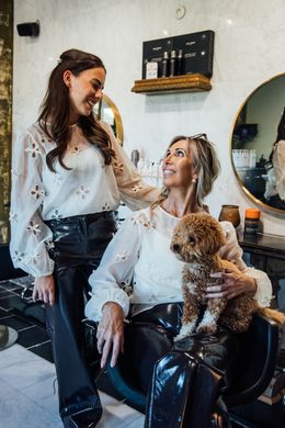 Anthe en Els voor de salon